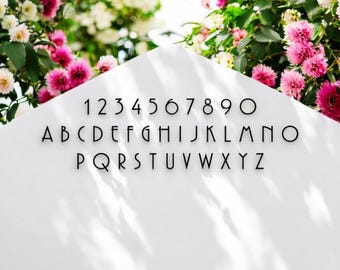 Puede incluir: Un fondo blanco con texto negro que muestra el alfabeto y los números en una fuente moderna. Las letras están en mayúsculas y los números están en una sola fila.