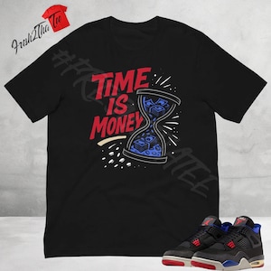Può includere: T-shirt nero con la scritta "TIME IS MONEY" in rosso e bianco, raffigurante una clessidra piena di soldi. L'immagine include anche un paio di scarpe da ginnastica nere, rosse e blu.