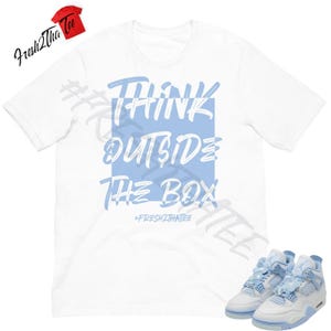 Maglietta Think Outside the Box – T-shirt streetwear motivazionale – Realizzata per abbinarsi a Jordan 4 Forget Me Not – Tela Bella azzurra