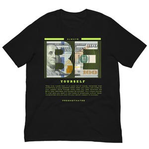 以下が含まれることがあります： 背景にドル紙幣を配した、スタイリッシュな「BE YOURSELF」のメッセージが描かれた黒いTシャツ。グラフィックの下のテキストには、「真実であり、一生懸命に努力しなさい。トレンドでいっぱいの世界では、本物であることがあなたの最大の資産であることを忘れないでください。誇りを持ってあなたのストーリーを語り、あなたの情熱があなたの歩むすべてのステップで輝き出しましょう。努力を受け入れ、揺るぎなく、そして常に自分自身でいてください。あなたのユニークな旅は、ストリートウェアカルチャーの喧騒の中であなたを際立たせるものです。あなたが誰であるかを妥協することは決してありません。それはあなたの成功への秘密兵器です。」と書いてあります。シャツの下部には「FRESHZTHATEE」というテキストが書かれています。