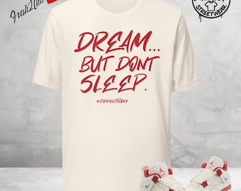 Camiseta "Sueña… pero no duermas" / Diseñada para combinar con Jordan 4 Sierra Red y Valentine / Camiseta unisex de calle