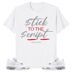 Puede incluir: Camiseta blanca con el texto "Stick to the Script" en gris con un subrayado rojo. La camiseta se combina con zapatillas blancas y grises.