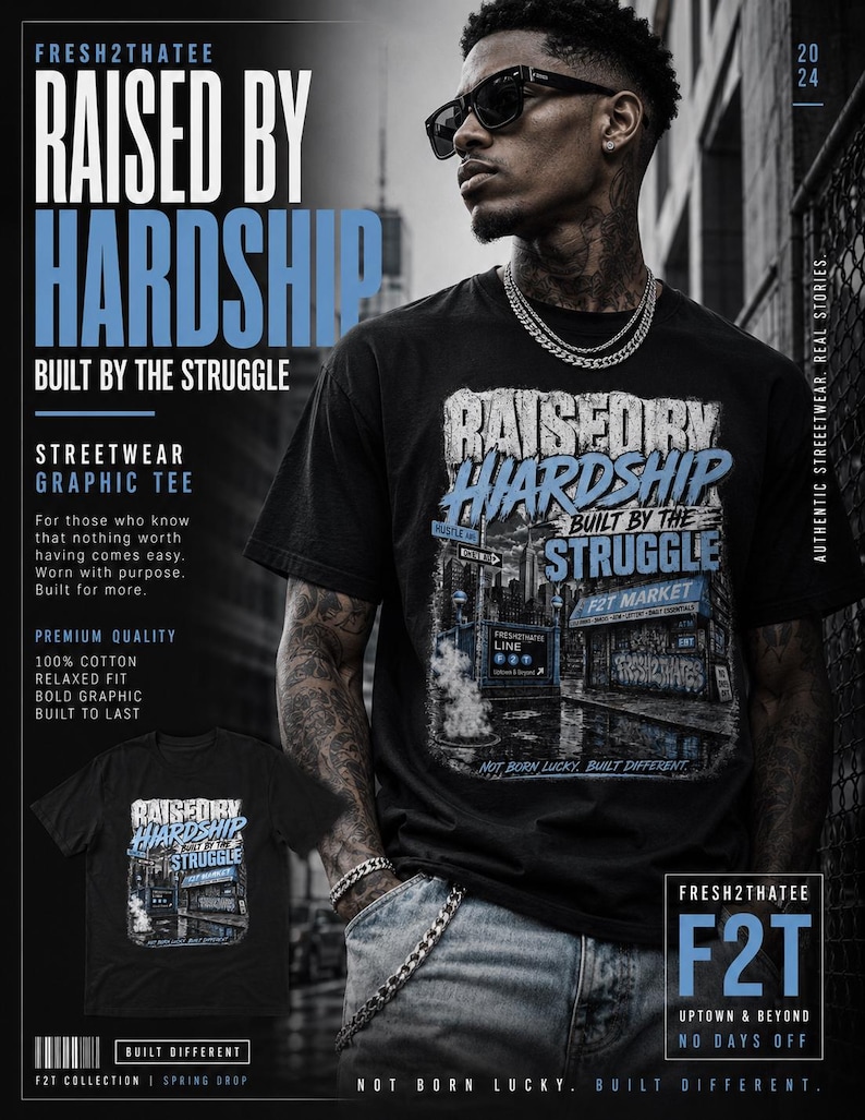 以下が含まれることがあります： 「RAISED BY HARDSHIP BUILT BY THE STRUGGLE」および「NOT BORN LUCKY, BUILT DIFFERENT」というテキストがプリントされた、黒の半袖Tシャツ。デザインには「F2T MARKET」と書かれた店舗の正面と地下鉄の入り口が描かれています。