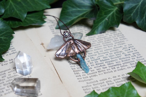 whimsical butterfly necklace - echte Motte - Aura Quarz & Chalcedony - Electroforming - handgemacht - moth neklace