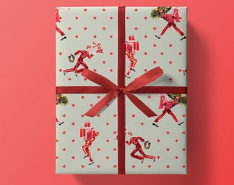 Puede incluir: Papel de regalo de Navidad rojo y verde con un patrón repetitivo de una persona que lleva regalos y un árbol de Navidad. El papel está atado con una cinta roja.