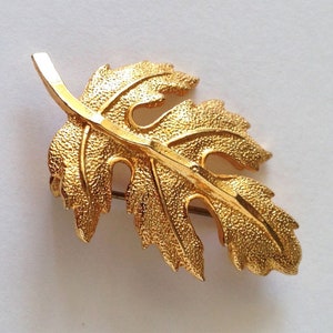 VINTAGE Brooch Pin Leaf 18K Gold Plated Rare Collectible Gift Rare Collectible Costume Jewelry For Women Accessory