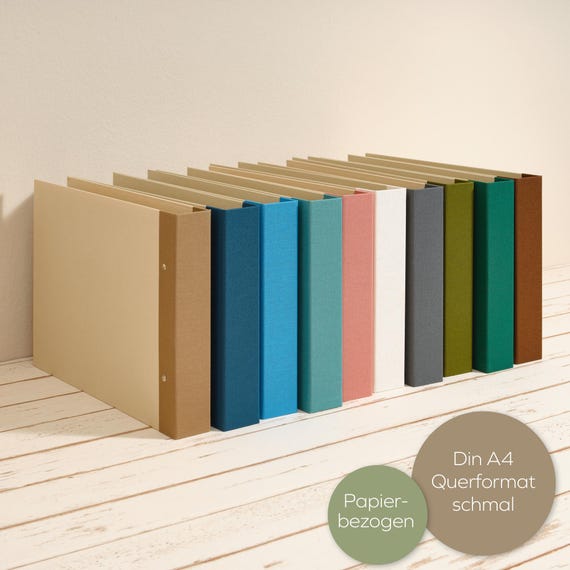A4 Album Papierbezogen im Querformat mit retrofarbigem Leinenrücken und 2er Mechanik als Layflat Ordner. Dekorativ für Büro oder Wohnbereich