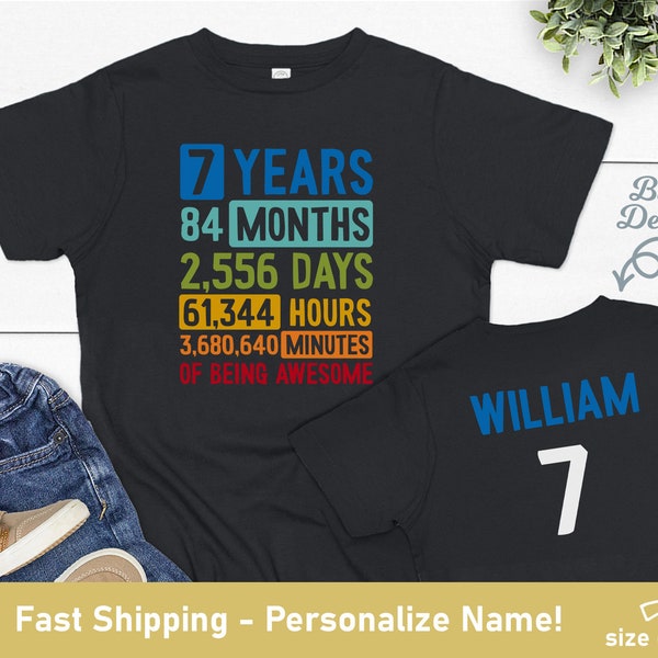 Puede incluir: Camiseta negra con texto en arcoíris que dice "7 años, 84 meses, 2.556 días, 61.344 horas, 3.680.640 minutos de ser increíble". La parte posterior de la camiseta es negra con texto blanco que dice "William 7".