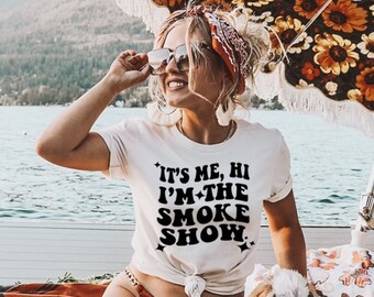 It's Me Hi Shirt, Smokeshow Shirt, Country Music Shirt, Summer Concert Shirts, Country Concert TShirt, Wavy Font Shirt, Trendy Womens Shirt