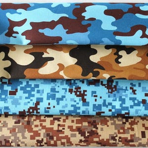 Könnte beinhalten: Vier gefaltete Stoffmuster mit Tarnmustern. Das obere Muster zeigt blaue und braune Formen, gefolgt von einem beige-braunen Design. Das dritte Muster hat ein blaues Pixelmuster, und das untere ist beige und braun.