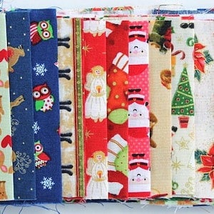 Könnte beinhalten: Eine Sammlung von Stoffstreifen zum Thema Weihnachten mit verschiedenen Mustern. Designs umfassen Weihnachtsmänner, Rentiere, Eulen, Engel, Weihnachtsbäume und Weihnachtsstern. Die Stoffe sind in Grün-, Rot-, Blau- und Beigetönen gehalten, ideal für Weihnachts-Bastelarbeiten.