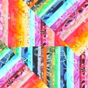 Könnte beinhalten: Abstrakte Textilkunst mit einem lebendigen Patchwork-Design. Das Kunstwerk zeigt ein Kaleidoskop von Farben, darunter Rot, Orange, Gelb, Grün, Blau und Lila. Das Design besteht aus diagonalen Streifen und geometrischen Formen.