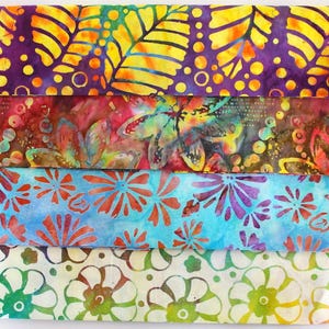 Könnte beinhalten: Vier Streifen bunten Batikstoffs mit Blumenmustern. Der obere Streifen ist gelb und lila mit einem Blattdesign. Der zweite Streifen ist rot, orange und grün mit einem Blumendesign. Der dritte Streifen ist blau und orange mit einem Blumendesign. Der untere Streifen ist weiß und grün mit einem Blumendesign.