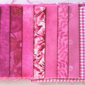 Könnte beinhalten: Ein Set aus zehn rosa Stoffstreifen mit verschiedenen Mustern, darunter Blumen, geometrische Muster und einfarbig.
