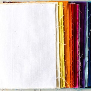 Könnte beinhalten: Eine Sammlung von Stoffmustern in verschiedenen Farben, darunter Weiß, Gelb, Orange, Rosa, Lila, Blau, Grün und Braun. Die Muster sind vertikal angeordnet und zeigen die verschiedenen Farbtöne und Texturen des Stoffes.
