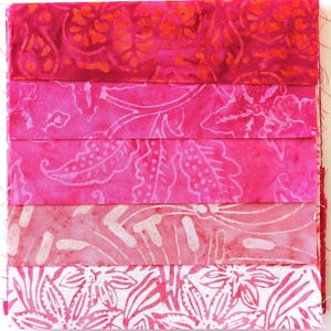 Könnte beinhalten: Ein Satz von sechs Stoffstreifen in verschiedenen Rosatönen mit weißen Blumenmustern. Die Streifen sind in einem Farbverlauf von Dunkelrosa bis Hellrosa angeordnet.