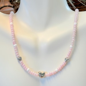Collar de corazón con cuentas rosas, collar de corazón plateado, collar de cuentas rosa claro, joyas con cuentas rosas, joyas en tonos pastel, regalos para ella
