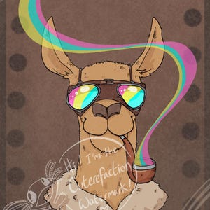 Può includere: Illustrazione di un lama con occhiali e pipa, con una scia di fumo color arcobaleno. Il lama ha un colletto soffice ed è ambientato su uno sfondo marrone con pois marrone scuro. L'immagine include il testo "Hi! I'm the Cuterefaction Watermark!" e l'anno 2022.