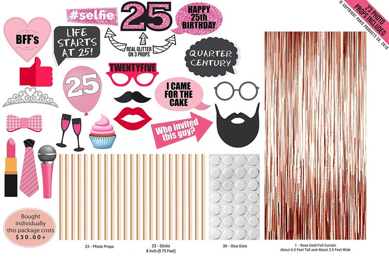 Op de afbeelding: Een set van 23 fotobooth-rekwisieten voor een 25e verjaardagsfeest. De rekwisieten bevatten een verscheidenheid aan leuke en feestelijke ontwerpen, zoals een roze hart met de woorden "BFF's", een roze ballon met het nummer "25", een snor, een bril en een cupcake. De rekwisieten zijn gedrukt op karton en worden geleverd met stokjes voor eenvoudige montage. De set bevat ook 30 lijm stippen om de rekwisieten aan de stokjes te bevestigen. De rekwisieten zijn perfect om een leuke touch toe te voegen aan je 25e verjaardagsfeest.