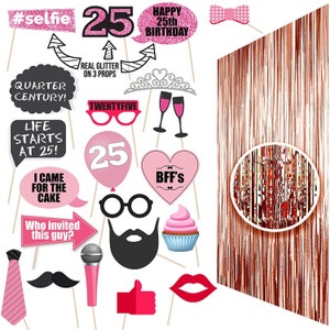 Op de afbeelding: Een set van 25e verjaardag fotobooth rekwisieten. De rekwisieten omvatten een roze en zwarte vlinderdas, een roze en zwarte snor, een roze en zwarte baard, een roze en zwarte cupcake, een roze en zwart hart met de tekst "BFF's", een roze en zwarte microfoon, een roze en zwarte duim omhoog, een roze en zwarte lippenstift, een roze en zwarte bril, een roze en zwarte pijl, een roze en zwarte kroon, een roze en zwart champagne glas, een roze en zwart nummer 25, een roze en zwarte spraakballon met de tekst "Ik kwam voor de taart", een roze en zwarte spraakballon met de tekst "Het leven begint op 25!", een roze en zwarte spraakballon met de tekst "Een kwart eeuw!", een roze en zwarte spraakballon met de tekst "Happy 25th Birthday", een roze en zwarte spraakballon met de tekst "#selfie", en een roze en zwarte spraakballon met de tekst "Vijfentwintig".