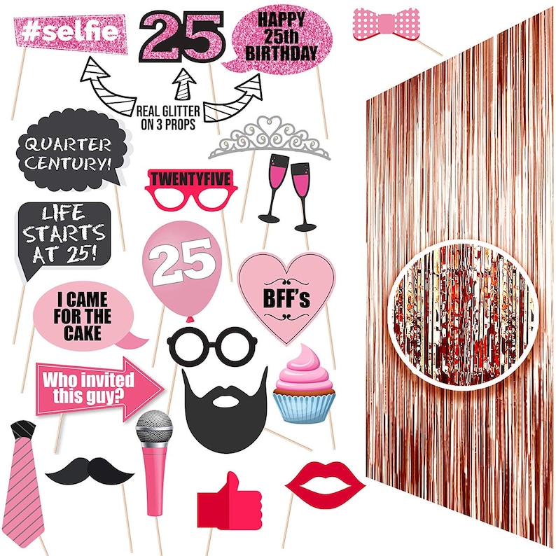 Op de afbeelding: Een set van 25e verjaardag fotobooth rekwisieten. De rekwisieten omvatten een roze en zwarte vlinderdas, een roze en zwarte snor, een roze en zwarte baard, een roze en zwarte cupcake, een roze en zwart hart met de tekst "BFF's", een roze en zwarte microfoon, een roze en zwarte duim omhoog, een roze en zwarte lippenstift, een roze en zwarte bril, een roze en zwarte pijl, een roze en zwarte kroon, een roze en zwart champagne glas, een roze en zwart nummer 25, een roze en zwarte spraakballon met de tekst "Ik kwam voor de taart", een roze en zwarte spraakballon met de tekst "Het leven begint op 25!", een roze en zwarte spraakballon met de tekst "Een kwart eeuw!", een roze en zwarte spraakballon met de tekst "Happy 25th Birthday", een roze en zwarte spraakballon met de tekst "#selfie", en een roze en zwarte spraakballon met de tekst "Vijfentwintig".
