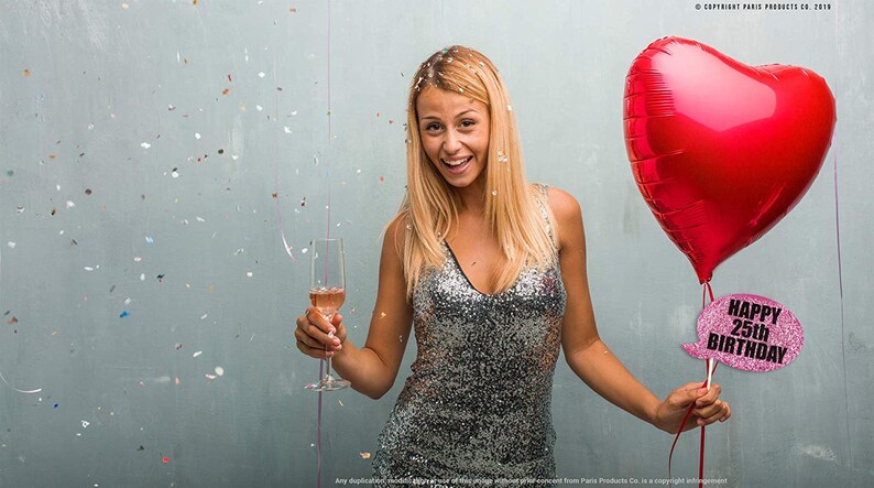 Op de afbeelding: Een vrouw in een zilveren glitterjurk houdt een glas champagne vast en een rode hartvormige ballon met een roze spraakballon waarop "Happy 25th Birthday" staat. Confetti valt om haar heen.