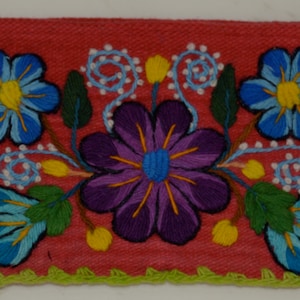 Bolsa mediana con cierre, hecha a mano en lana de alpaca y bordado floral. Ideal como billetera, estuche para cosméticos, lápices o dispositivos electrónicos. Hecha en Cusco, Perú.