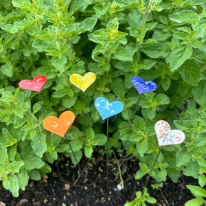 6 petits bouquets de coeurs en métal émaillé de cuivre par Clever Goods Co - décoration de jardin, accessoire de jardin, piquets de plantes, art de la cour, art de jardin, piquet