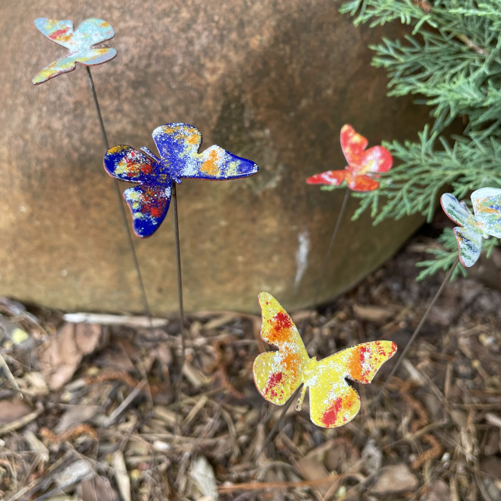 Ensemble de 6 petits papillons en émail de cuivre, piquets de jardin,  piquets de pot -  France
