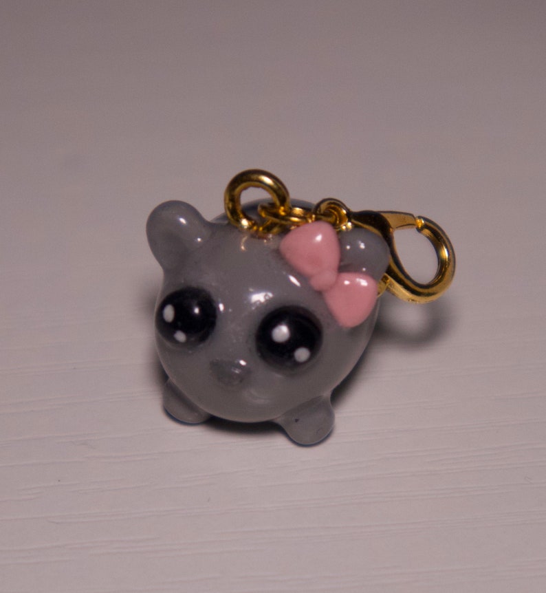 Charm noeud rose hamster triste Cadeaux bijoux faits main en argile polymère Meme drôle image 1