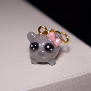 Charm noeud rose hamster triste Cadeaux bijoux faits main en argile polymère Meme drôle image 3