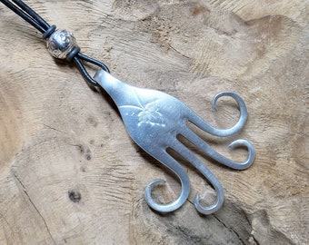 Besteckschmuck Anhänger aus versilberter Gabel - Octopus - Lederband - schwarz