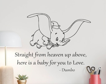 Puede incluir: Ilustración en blanco y negro de Dumbo el elefante volando con la cita "Straight from heaven up above, here is a baby for you to Love. - Dumbo"