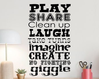 Peut inclure: Autocollant mural noir et blanc avec les mots "PLAY SHARE Clean up LAUGH take turns imagine CREATE NO FIGHTING giggle"