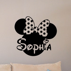 Puede incluir: Pegatina de pared en blanco y negro con la silueta de la cabeza de Minnie Mouse con un lazo de lunares y el nombre "Sophia" escrito en una fuente estilizada.