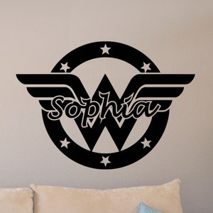 Spersonalizowana naklejka ścienna Superbohaterka Kobieta Znak Niestandardowa nazwa dziewczyny Logo Superbohater Plakat Prezent Dekoracja sypialni Naklejka winylowa Sztuka ścienna do pokoju zabaw 68z4