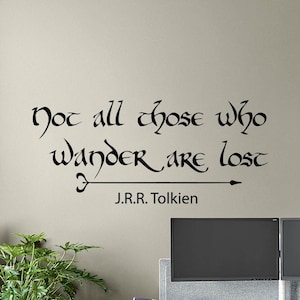 Adhesivo de pared con cita de JRR Tolkien, No todos los que deambulan están perdidos, Decoración de flecha, Letrero de regalo de LOTR, Adhesivo de vinilo, Impresión de sala de juegos, Arte de pared para el hogar 7v78
