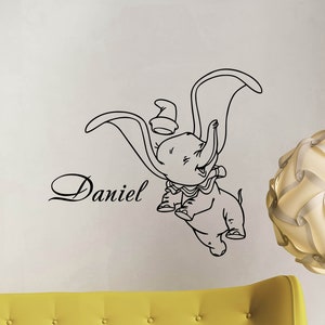 Dumbo pared calcomanía personalizada nombre del bebé cartel personalizado signo cita Disney elefante vinilo pegatina etiqueta regalo niño habitación decoración Playroom Pared Art 4-12