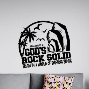 Könnte beinhalten: Schwarzer und weißer Vinyl-Aufkleber mit einer tropischen Inselszene und dem Text "God's Rock Solid Truth in a World of Shifting Sands" mit dem Bibelvers "Römer 12:2" darunter.