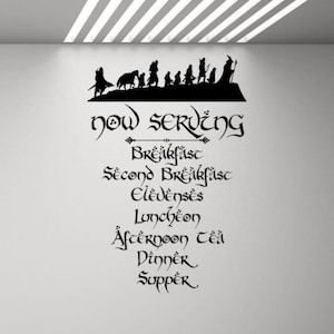 Puede incluir: Vinilo decorativo negro con la silueta de un grupo de figuras y el texto "now serving" seguido de una lista de comidas: Desayuno, Segundo desayuno, Elevenses, Almuerzo, Té de la tarde, Cena y Cena.