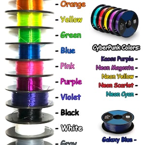 Pode incluir: Uma pilha de bobinas de filamento para impress&atilde;o 3D em v&aacute;rias cores, incluindo vermelho, laranja, amarelo, verde, azul, rosa, roxo, violeta, preto, branco, cinza e transparente. As bobinas s&atilde;o etiquetadas com os nomes das cores. H&aacute; tamb&eacute;m bobinas de filamento em cores neon, incluindo roxo kaoss, magenta neon, amarelo neon, escarlate neon e ciano neon. As bobinas s&atilde;o etiquetadas com os nomes das cores. H&aacute; tamb&eacute;m uma bobina de filamento em azul gal&aacute;xia.