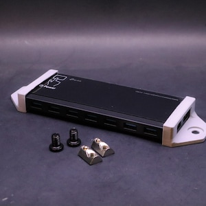 Może przedstawiać: Zestaw trzech ceramicznych misek w odcieniach niebieskiego, zielonego i białego. Miski mają nakrapianą glazurę i prosty design. Największa miska ma średnicę około 18 cm.