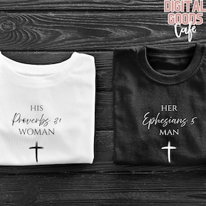 Op de afbeelding: Twee opgevouwen t-shirts, één witte en één zwarte, met religieuze tekst en een kruis. Het witte shirt leest "HIS Proverbs 31 WOMAN" en het zwarte shirt leest "HER Ephesians 5 MAN".