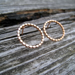 Feine gedrehte Kreis-Stecker roségold, Edelstahl, twisted circle, offene Kreise rosè, minimalistisch, Edelstahl rosevergoldet, 1 Paar Bild 1