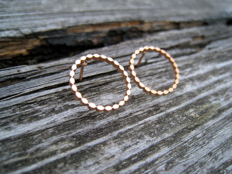 Feine gedrehte Kreis-Stecker roségold, Edelstahl, twisted circle, offene Kreise rosè, minimalistisch, Edelstahl rosevergoldet, 1 Paar Bild 1