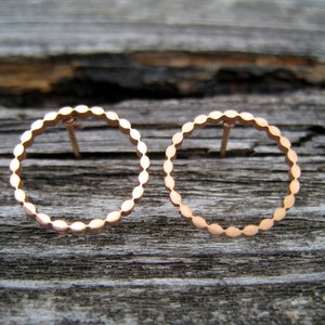 Feine gedrehte Kreis-Stecker roségold, Edelstahl, twisted circle, offene Kreise rosè, minimalistisch, Edelstahl rosevergoldet, 1 Paar Bild 3