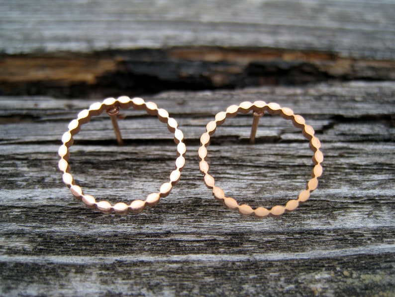 Feine gedrehte Kreis-Stecker roségold, Edelstahl, twisted circle, offene Kreise rosè, minimalistisch, Edelstahl rosevergoldet, 1 Paar Bild 3