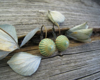 Zierliche Keramik Ohrringe celadon, Keramikknöpfchen, Bronze, Ohrhänger grün, cottagecore,