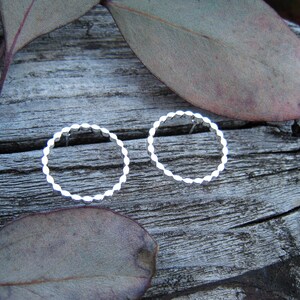 Feine gedrehte Kreis-Stecker silber, gewundene Ringe, Edelstahl, Kreislauf des Lebens, minimalistisch, twisted circle, 1 Paar Bild 3