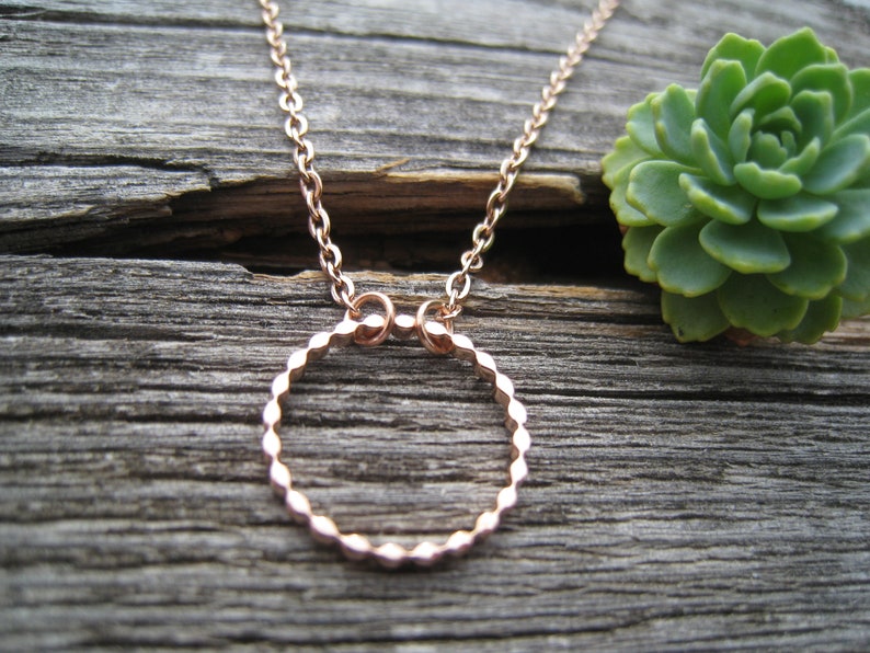 Feine gedrehte Kreis-Stecker roségold, Edelstahl, twisted circle, offene Kreise rosè, minimalistisch, Edelstahl rosevergoldet, 1 Paar Bild 9